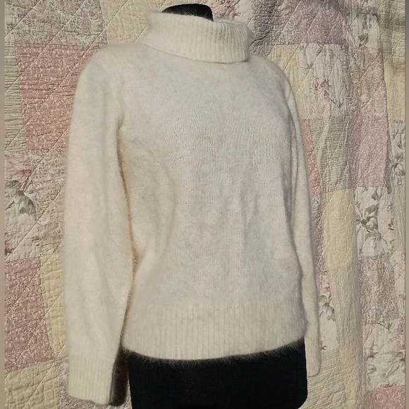 Venesha Vintage 80% Angora Rabbit Hair Fur Fuzzy Turtleneck Sweater Large 🎁🐇✨ - Picture 4 of 16